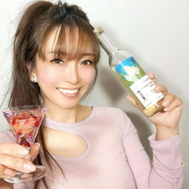 ✨🥂MIZUBASHO Artist Seriesを楽しんでくださっている投稿をご紹介🥂✨
@rococo_flower_life さん、素敵な投稿ありがとうございました😌

・・・
(*´艸`)ﾌﾌﾌｯ♡
お休みの日のお楽しみ♬.*ﾟʓ ꩢ ʓ ꩢʓ ꩢ ʓ ꩢ

自分へのご褒美は・・・
私が公認インフルエンサーを￼￼させて頂いている永井酒造様の「水芭蕉アーティストシリーズ」
Dessert Sake (*´艸`)ﾌﾌﾌｯ♡

と・・・

和菓子と苺のマリアージュ(˶ᐢ♡ᐢ˶)

今回は、春をいっぱい詰め込んで楽しんでみました( ..›ᴗ‹..)ｷｬｯ ｷｬｯ

スイーツや果物と一緒に楽しめちゃう日本酒なんです♡
日本酒が苦手な方も楽しめちゃうかも⸜(*ˊᗜˋ*)⸝

ホッとする大好きな時間(*´༥`*)♡
美味しぃ～幸せ～♬.*ﾟʓ ꩢ 

＊＊＊＊＊＊＊＊＊＊＊＊＊＊＊＊＊＊＊＊＊＊
*
✨follow me✨
@mizubasho_artist_series 
永井酒造のライフスタイルの中で日本酒の楽しみ方のご提案やプレゼント企画、イベントご招待などを発信しています😊
*
*
💎お酒の購入方法💎
プロフィールリンク先のMIZUBASHO Artist Series公式オンラインショップにて購入できます。
*
😊公式LINE友達大募集😊
特別キャンペーンや日本酒に合うレシピ、新酒やペアリングイベントをお届けしています！
プロフィールリンクからぜひ友達追加してください🙌
*
*
⭐️MIZUBASHO Artist Series⭐️
*
「尾瀬の水芭蕉プロジェクト」に賛同していただいたアーティストに「水芭蕉の花」を描いていただき、それをラベルデザインに反映する事でアートによる日本酒の付加価値創造を目指しております。
第3弾となるラベルは、現代日本画家の大竹寛子氏様による作品です。
*
*
日本酒を通じてSDGsに取り組むMIZUBASHO Artist Seriesを、ぜひ楽しみながら一緒に盛り上げていただけると嬉しいです😌
*
*
*
#リポスト
#日本酒好きな人と繋がりたい 
#永井酒造好きな人と繋がりたい
#2万本の水芭蕉を咲かせたい 
#永井酒造 #水芭蕉 #mizubasho #mizubasho_artistseries 
#日本酒 
#sake 
#sparklingsake 
#sakelover 
#日本酒女子 
#水芭蕉アーティストシリーズ 
#sdgs 
#グルメ好きな人と繋がりたい 
#家飲み 
#部屋飲み 
#晩酌 
#晩酌女子 
#wine 
#winelover