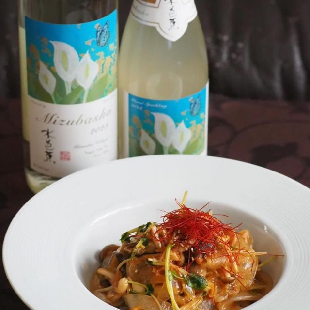 ✨🥂MIZUBASHO Artist Seriesを楽しんでくださっている投稿をご紹介🥂✨
 @sayaka_kitchen さん
素敵な投稿ありがとうございました😌

・・・
素敵なラベルで
*
MIZUBASHO 水芭蕉
*
少し涼しくなってきて
お酒をゆっくり楽しめる季節に！
そんな時ピッタリな日本酒をご紹介♪
【@mizubasho_artist_series】
⁡
素敵なデザインのこちらは
永井酒造さんの水芭蕉アーティストシリーズの第3弾で現代日本画家の大竹寛子さんとのコラボレーション♪
ワインと見間違えてしまうほどのお洒落感なんです！

スティル、スパークリング、デザート酒が
セットになっているシリーズなので
美味しいおうちごはんと合わせたり
スイーツと合わせたりとっても万能^ ^！

甘辛が美味しい韓国料理に合わせてみました♪
お食事に、スイーツに、
お洒落な日本酒で
素敵なひとときを楽しんでくださいね🥂

＊＊＊＊＊＊＊＊＊＊＊＊＊＊＊＊＊＊＊＊＊＊
*
✨follow me✨
@mizubasho_artist_series 
永井酒造のライフスタイルの中で日本酒の楽しみ方のご提案やプレゼント企画、イベントご招待などを発信しています😊
*
*
💎お酒の購入方法💎
プロフィールリンク先のMIZUBASHO Artist Series公式オンラインショップにて購入できます。
*
😊公式LINE友達大募集😊
特別キャンペーンや日本酒に合うレシピ、新酒やペアリングイベントをお届けしています！
プロフィールリンクからぜひ友達追加してください🙌
*
*
⭐️MIZUBASHO Artist Series⭐️
*
「尾瀬の水芭蕉プロジェクト」に賛同していただいたアーティストに「水芭蕉の花」を描いていただき、それをラベルデザインに反映する事でアートによる日本酒の付加価値創造を目指しております。
第3弾となるラベルは、現代日本画家の大竹寛子氏様による作品です。
*
🥂Floral Sparkling -フローラルスパークリング-
🥂Still -スティル-
🥂Dessert -デザート-
*
*
*
#リポスト
#日本酒好きな人と繋がりたい 
#永井酒造好きな人と繋がりたい
#2万本の水芭蕉を咲かせたい 
#永井酒造 #水芭蕉 #mizubasho #mizubasho_artistseries 
#日本酒 
#sake 
#sparklingsake 
#sakelover 
#日本酒女子 
#水芭蕉アーティストシリーズ 
#sdgs 
#グルメ好きな人と繋がりたい 
#家飲み 
#部屋飲み 
#晩酌 
#晩酌女子 
#wine 
#winelover